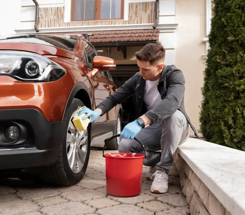 Lavage auto à domicile Ferrussac : professionnel intervenant sur un véhicule